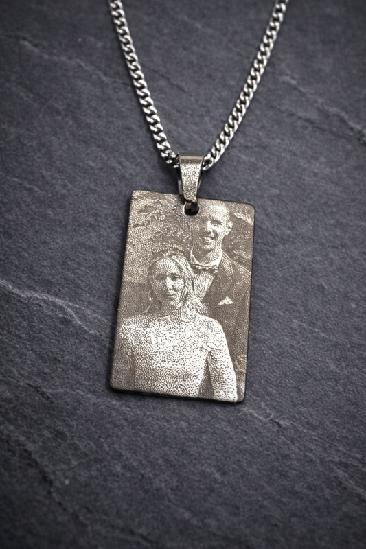 Pendentif gravé